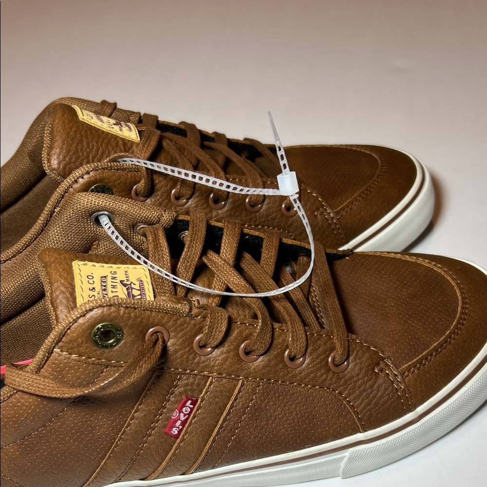 Men's Levi's Tan Sneakers size 9 - NWT - Picture 2 of 7